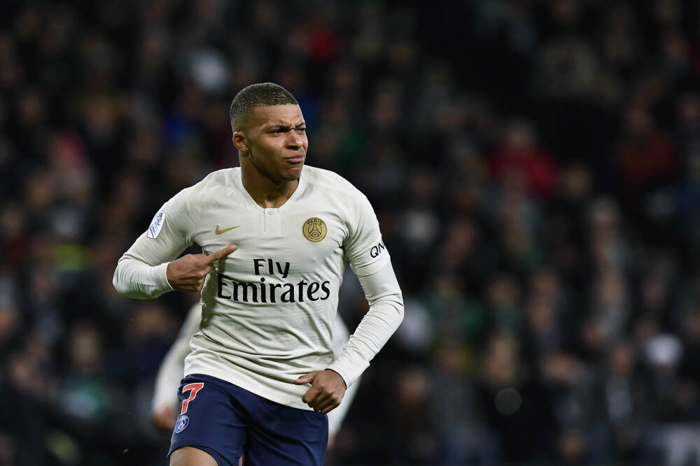 西媒：皇马主席弗洛伦蒂诺介入，推动维尼修斯和阿隆索和解